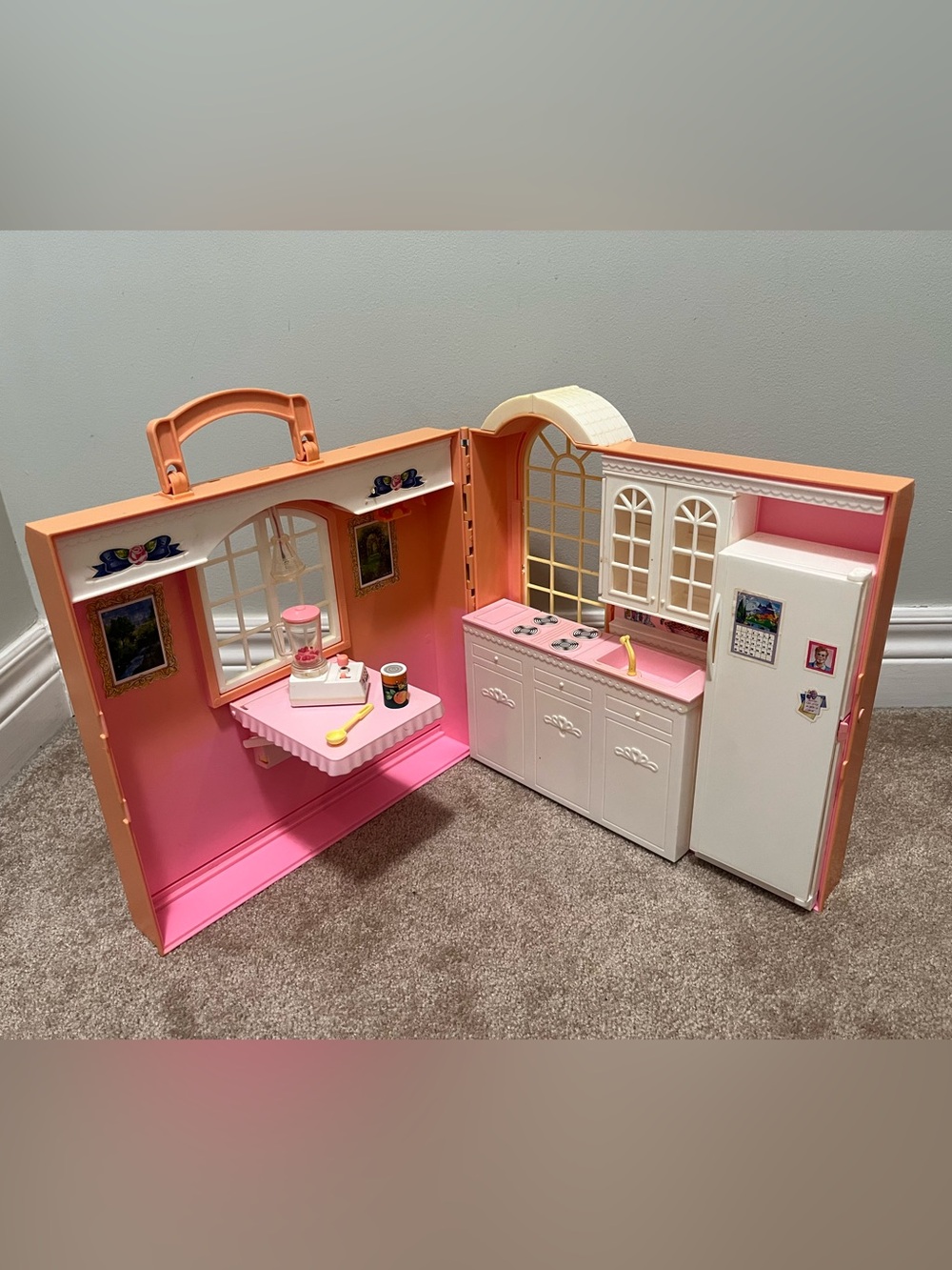Mattel 1998 Barbie Happy Family Grandmas  magic Kitchen Pink Fold Up Doll House